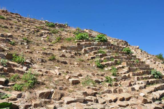 Templo zapoteca antes do processo de restauração, em Monte Albán, ao lado de Oaxaca, no México